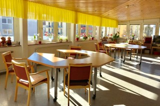 _wpframe_custom/gallery/files/wpf_sitemanager/t_seniorenheim-aktionstisch-kantine-essen-tisch-segment-offen-therapie-spiele-souiale-betreuung-jpg_16_1761285086.jpg